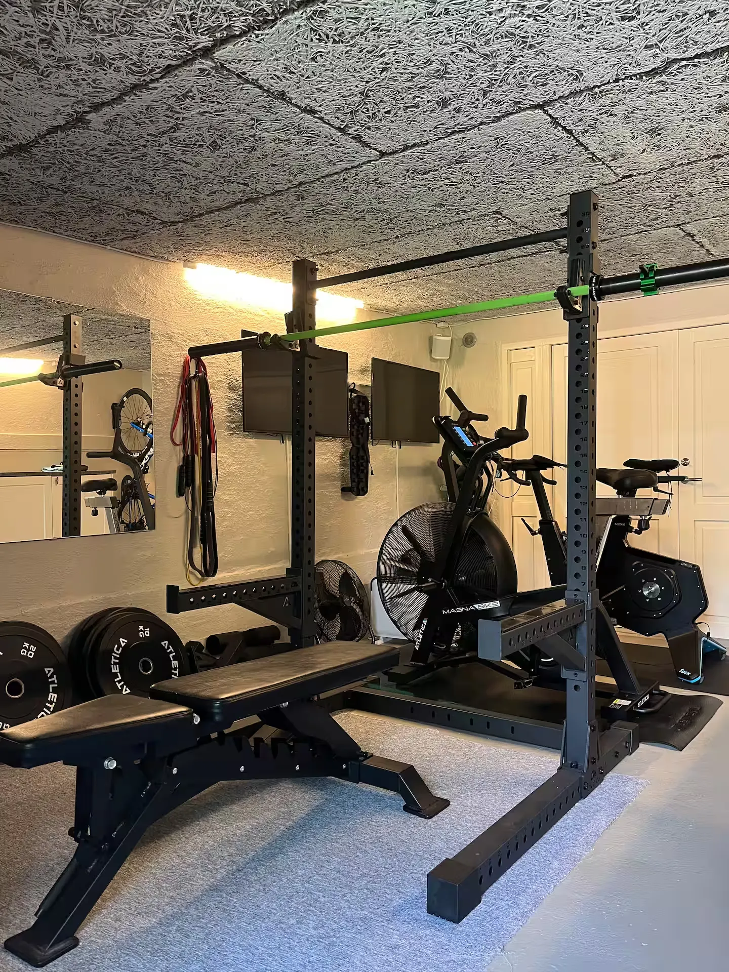 Fitnessrummet i garagen med cykler og vægte