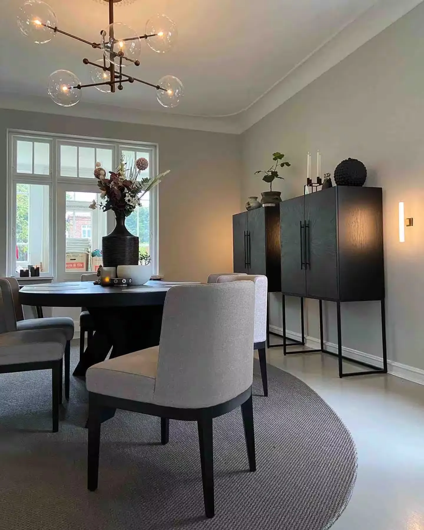 Spisestuen med rundt bord og lysekrone